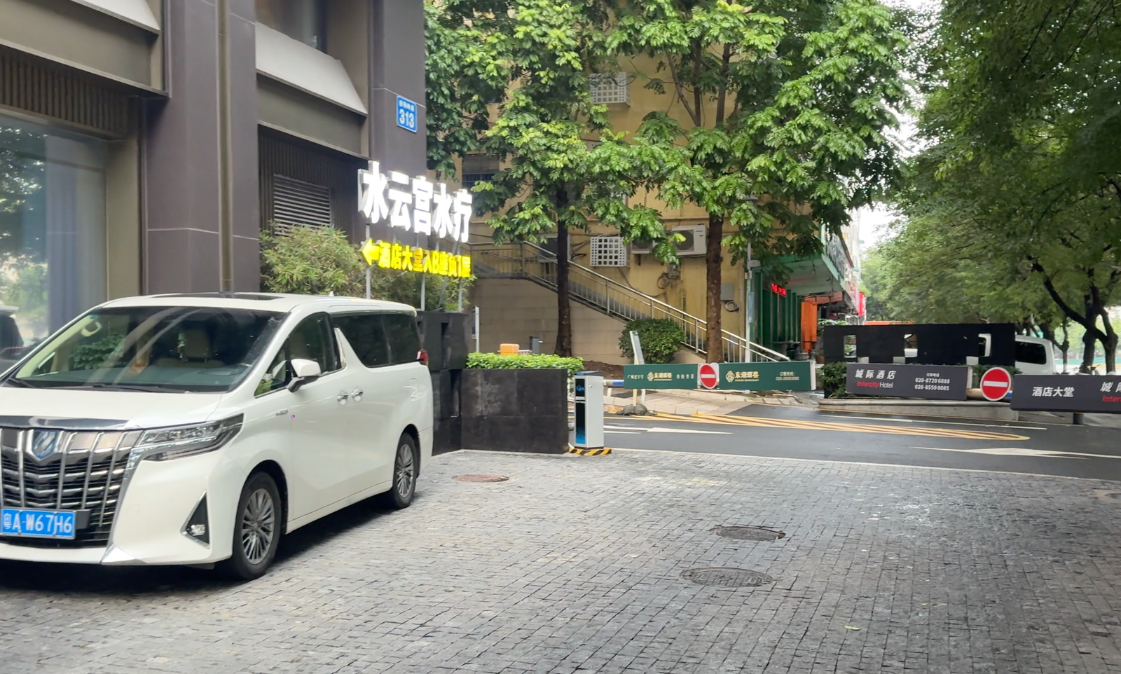 廣州水雲宮門口與電梯入口